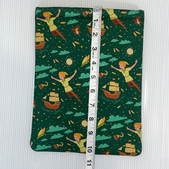 Padded tablet cover or book reader cover with Peter Pan print design - Picture 6 of 6